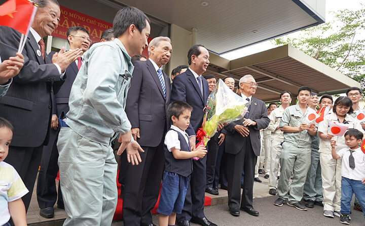 弊社ベトナム従業員の子息から記念の花束贈呈。